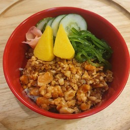 [อร่อยซ่ากับโค้ก] ข้าวหน้าแซลมอนสับเบิร์นซอส +  โค้ก ออริจินัล (ขวด)