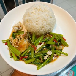 ข้าวราดผัดผักบุ้ง