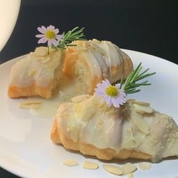 White Chocolate Croissant With Custard Filling