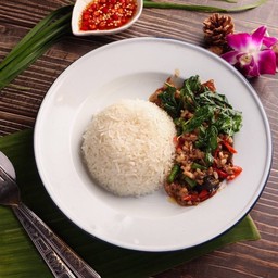 กะเพราไข่เยี่ยวม้า