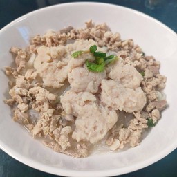 ก๋วยเตี๋ยวน้ำใสหมูเด้งหมูสับ