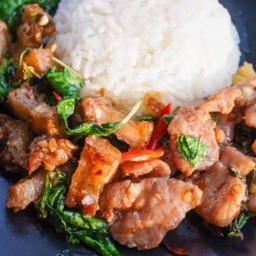 ข้าวผัดกระเพราหมูชิ้น