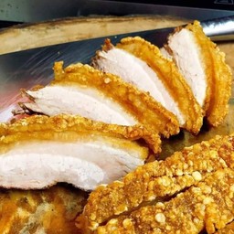 หมูกรอบ 1 กิโลกรัม พร้อมน้ำจิ้มรสชาติบัดซบ ไม่อร่อยให้เตะ