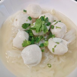 ก๋วยเตี๋ยวหมูน้ำใสลูกชิ้นล้วน