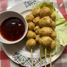 ลูกชิ้นปิ้งหมักกะทิสด ถนนพระเจ้าทันใจ