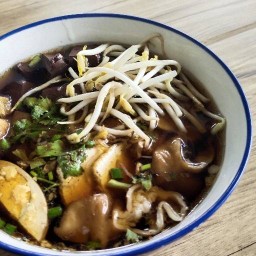 ก๋วยจั๊บ ก๋วยเตี๋ยว น้องน้ำอุ่น บ้านลาด