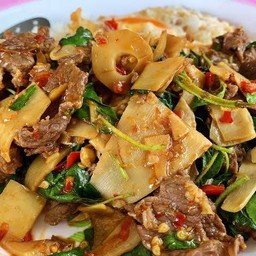 ข้าวกะเพราหน่อไม้ดอง