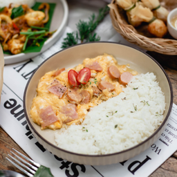ข้าวไข่ข้นแฮมไส้กรอก