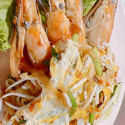 ผัดไทยใส่กุ้งแม่น้ำ