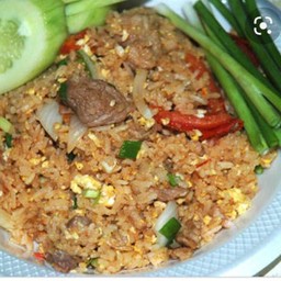 ข้าวผัดโบราณทานคู่แตงกวาและต้นหอม
