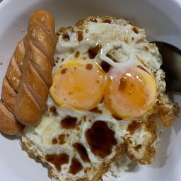 ข้าวราดไส้กรอก2+ไข่แฝด