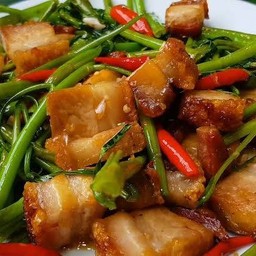 ผัดผักบุ้งไฟแดงหมูกรอบ