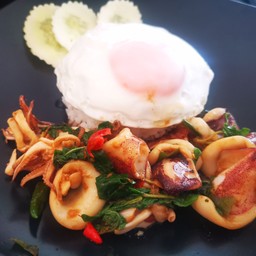 4.ข้าวผัดกะเพรา หมึก+ไข่ดาวหรือไข่เจียว