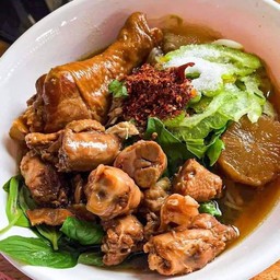 ก๋วยเตี๋ยวไก่ตุ๋นมะระบุฟเฟ่ต์  69  บาท