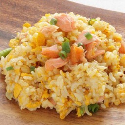 ข้าวผัดแซลมอน