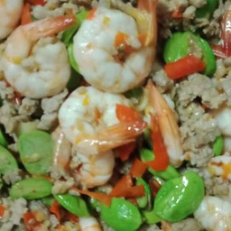 กะเพราหมูสับสตอกุ้งราดข้าว