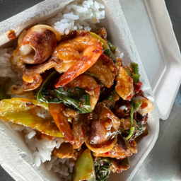 ข้าวราดผัดพริกแกง ทะเล หรือ รวม