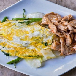 สุกี้แห้งห่อไข่หมู