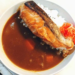 ข้าวเเกงกะหรี่เเซลมอนย่าง