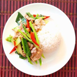 คะน้าหมูชิ้นราดข้าว