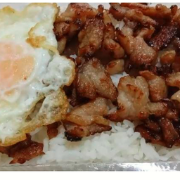 หมูทอดกะเทียมพริกไทยไข่ดาว