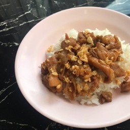 ข้าวไก่กระเทียมพริกไทย