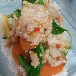 ข้าวกระเพราหมูชิ้น