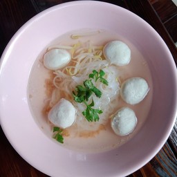 ก๋วยเตี๋ยว น้ำใส ลูกชิ้นหมู