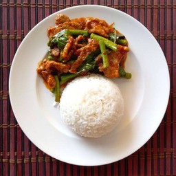 ผัดพริกแกงหมูราดข้าว