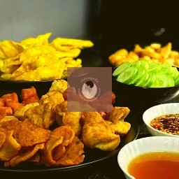 เจ้น้อยลูกชิ้น ลูกชิ้นทอด อาหารตามสั่ง ขนมไทย ชา กาแฟ หลังโรงเรียนสตรีสิริเกศ