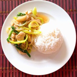 ผัดพริกหยวกไก่ราดข้าว