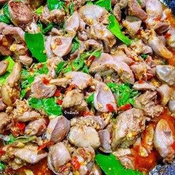 ข้าวกะเพราเครื่องในไก่