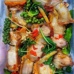 ข้าว ผัดขี้เมาเนื้อหมูกรอบ