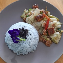 กะหล่ำปลีหมูกรอบราดข้าว