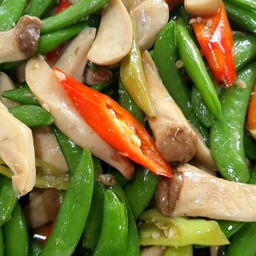 ถั่วลันเตากับเห็ดออริจิผัดน้ำมันหอย