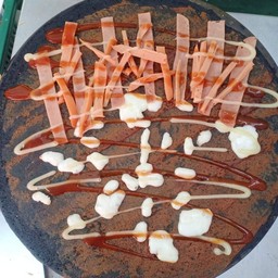 เครปชาโคล พริกเผา แฮมไก่ ไส้กรอก ชีส