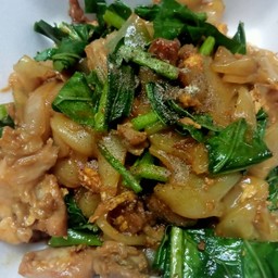 เส้นใหญ่ผัดซีอิ๊วหมู