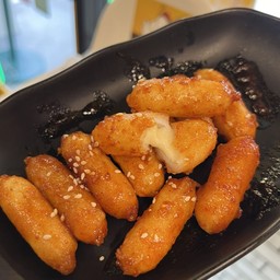 ต๊อกสอดไส้ชีสทอดคลุกซอสเกาหลี Fried Cheese Tteok