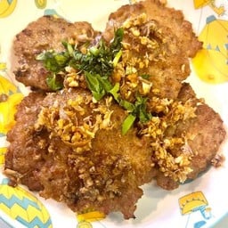 หมูสับก้อนทอดชิ้นละ 25 บาท