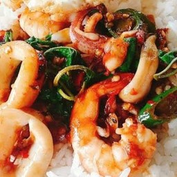 ข้าวสวยร้อนๆผัดกระเพราทะเล