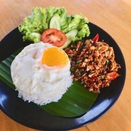 กบสับผัดเผ็ดราดข้าว