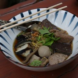 ก๋วยเตี๋ยวเนื้อตุ๋นรวมน้ำ