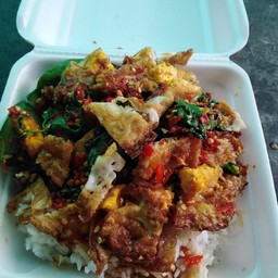 กะเพราไข่ดาวกรอบหรือไข่เจียวกรอบ
