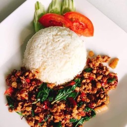 กระเพราหมูสับราดข้าว