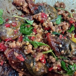 ข้าวกะเพราไข่เยี่ยวม้า