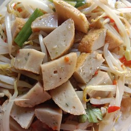 ผัดถั่วงอกลูกชิ้นปลา