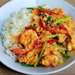 ผัดผงกระหรี่ราดข้าว