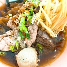 ก๋วยเตี๋ยวหรือเกาเหลา น่องลายเปื่อย ลูกชิ้น เอ็น เลือกเส้น