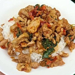 ข้าวกะเพรา&หนังไก่ทอดสมุนไพร