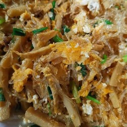 ข้าวหน่อไม้ผัดใส่ไข่ หมูสับ วุ้นเส้น